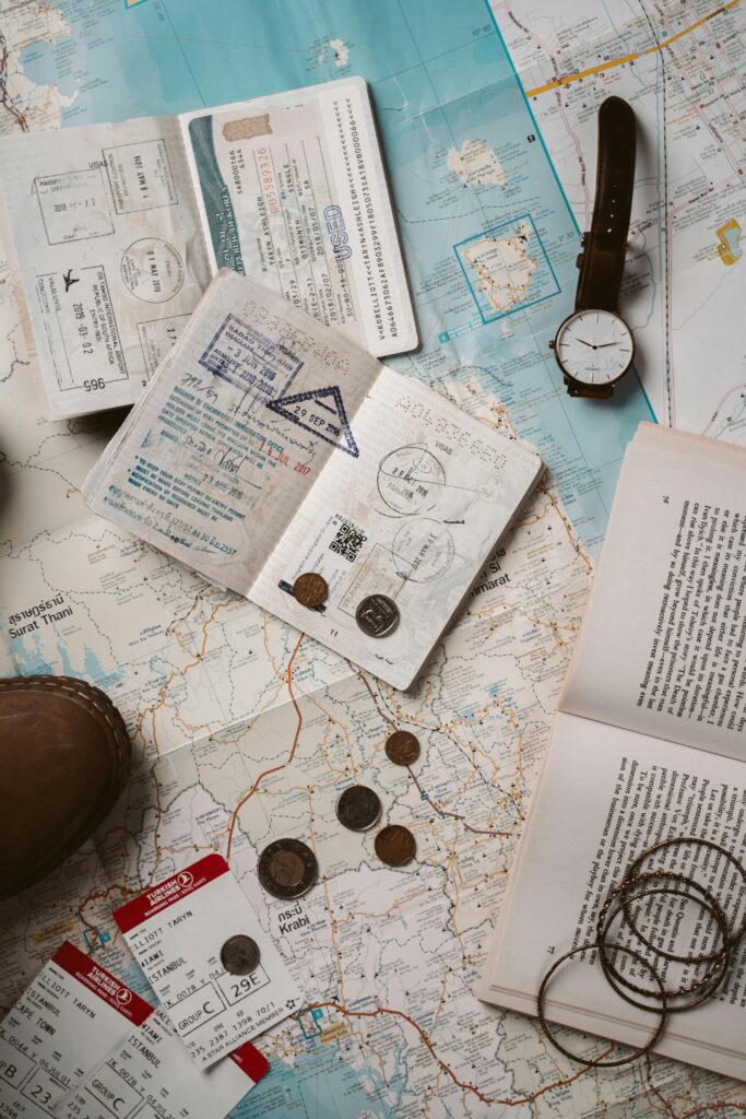 Documents de voyage, cartes et carnets